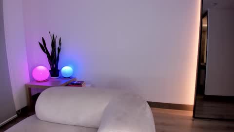 Snapshot of cata_n_cami chatting on January 6, 12:14 am cata_n_cami online show from January 6, 12:14 am