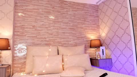 CatalinnaThompson online show from December 22, 4:06 pm