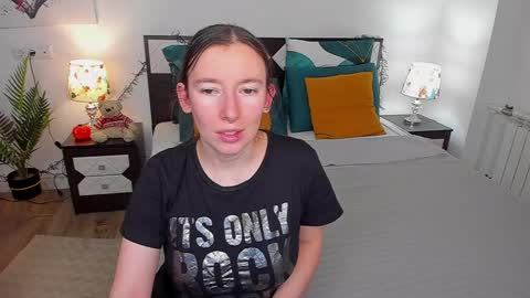 Snapshot of catherinewalls chatting on December 5, 2:31 am Catrin online show from December 5, 2:31 am