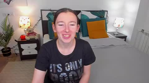 Snapshot of catherinewalls chatting on December 6, 5:31 am Catrin online show from December 6, 5:31 am