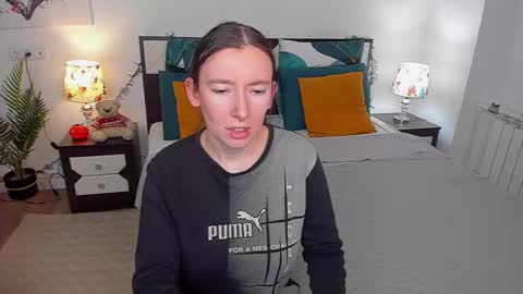 Snapshot of catherinewalls chatting on December 10, 5:07 am Catrin online show from December 10, 5:07 am