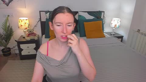 Snapshot of catherinewalls chatting on December 16, 7:58 am Catrin online show from December 16, 7:58 am