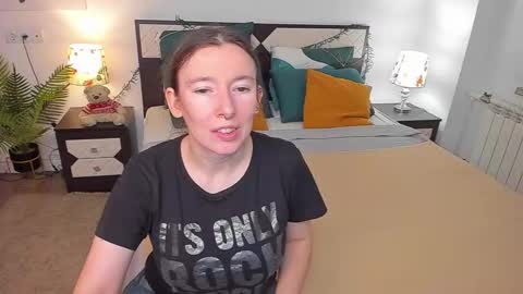 Snapshot of catherinewalls chatting on October 24, 8:00 am Catrin online show from October 24, 8:00 am