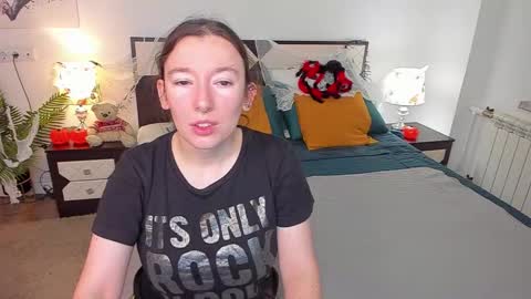 Snapshot of catherinewalls chatting on October 31, 6:14 am Catrin online show from October 31, 6:14 am