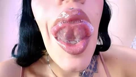 Snapshot of catte_jensen chatting on June 23, 5:49 am Cattleya online show from June 23, 5:49 am