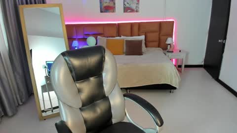 Snapshot of catti_brie_ chatting on April 24, 11:34 am catti_brie_ online show from April 24, 11:34 am