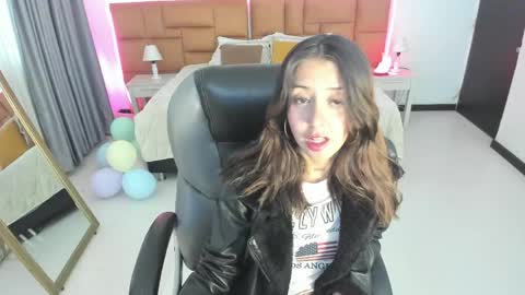 Snapshot of catti_brie_ chatting on April 28, 11:37 am catti_brie_ online show from April 28, 11:37 am
