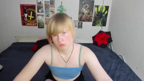 cattie_w_ online show from March 3, 1:12 am