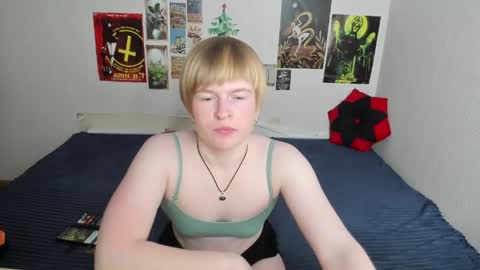 cattie_w_ online show from April 25, 1:19 am