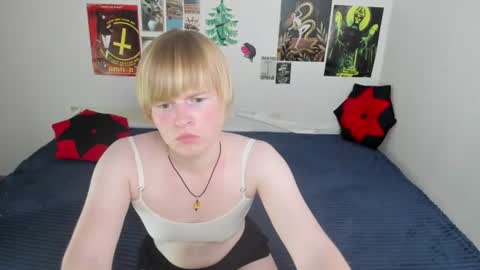 cattie_w_ online show from June 16, 1:19 am