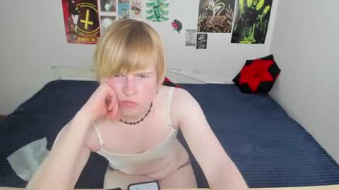 cattie_w_ online show from June 17, 1:19 am