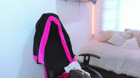 celeste_bonnet1 online show from November 8, 7:34 pm