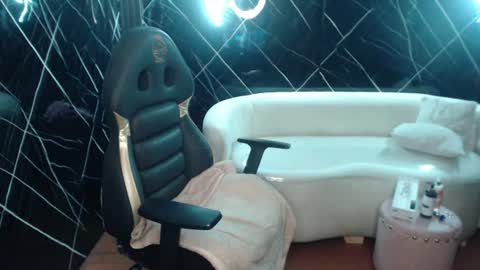 Snapshot of celeste_fioree chatting on July 10, 3:14 pm celeste_fioree online show from July 10, 3:14 pm