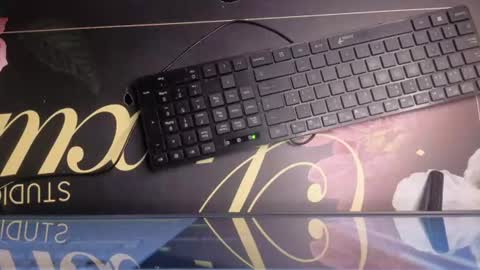 Snapshot of celeste_fioree chatting on August 4, 1:25 pm celeste_fioree online show from August 4, 1:25 pm