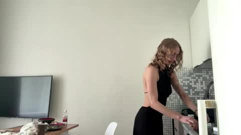 Snapshot of celineruppert chatting on June 1, 2:46 am Amilia online show from June 1, 2:46 am
