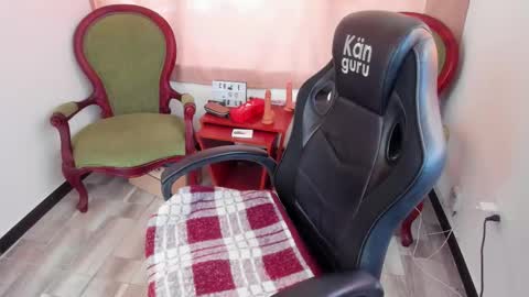 Snapshot of chanel_gold chatting on February 5, 4:44 pm online show from February 5, 4:44 pm