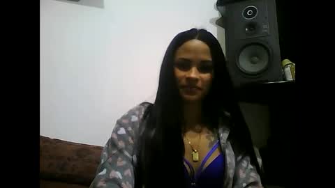 Snapshot of chanelchicasexy chatting on February 5, 8:25 pm Laura online show from February 5, 8:25 pm
