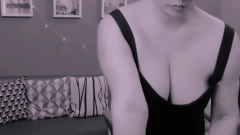 Snapshot of chantallovely chatting on December 8, 1:13 am The Queen online show from December 8, 1:13 am