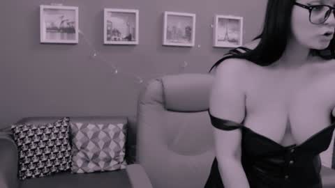 Snapshot of chantallovely chatting on December 8, 11:08 pm The Queen online show from December 8, 11:08 pm