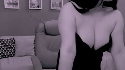 Snapshot of chantallovely chatting on January 12, 2:41 pm The Queen online show from January 12, 2:41 pm