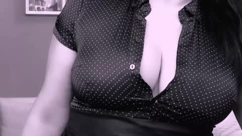 Snapshot of chantallovely chatting on February 16, 2:21 pm The Queen online show from February 16, 2:21 pm