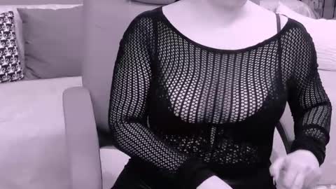 Snapshot of chantallovely chatting on February 23, 2:18 am The Queen online show from February 23, 2:18 am