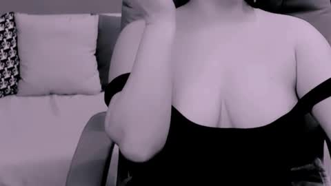 Snapshot of chantallovely chatting on March 8, 12:30 pm The Queen online show from March 8, 12:30 pm