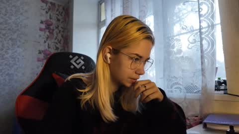 Snapshot of charleneschonert chatting on November 19, 7:30 am Nancy online show from November 19, 7:30 am