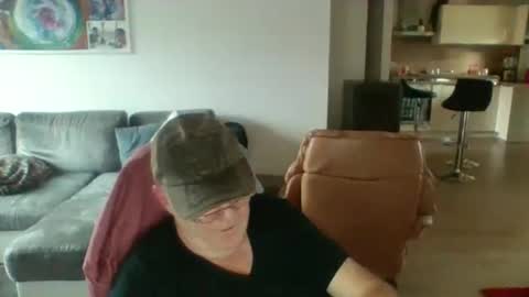 Snapshot of charles6064 chatting on January 12, 1:58 pm charles6064 online show from January 12, 1:58 pm