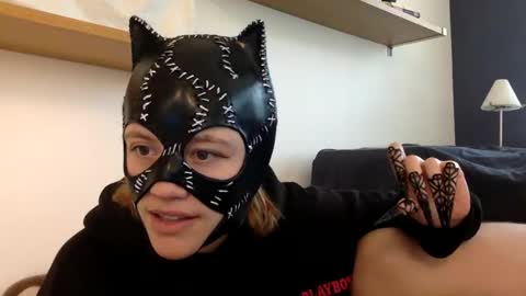 Snapshot of charliescherryroom chatting on November 10, 8:19 pm CharliesCherryRoomxoxoxoxo online show from November 10, 8:19 pm