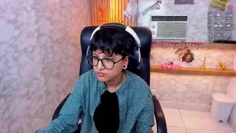 Snapshot of charlietaylor_ chatting on October 19, 12:39 pm Charlie online show from October 19, 12:39 pm