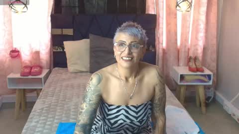 CHARLOTTE GRAY online show from December 4, 7:55 pm