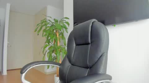 Yuli online show from May 2, 6:46 pm