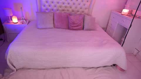 Snapshot of charlottejackson chatting on December 23, 4:32 am ill be online tomorrow December 1st online show from December 23, 4:32 am