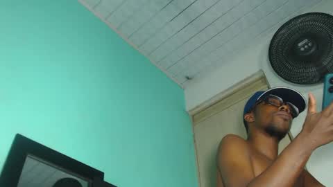 Snapshot of charly_vergonti_ chatting on December 21, 11:11 am charly_vergonti_ online show from December 21, 11:11 am