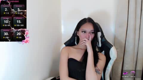 Snapshot of charm_fuckdoll8 chatting on July 10, 1:36 pm charm_fuckdoll8 online show from July 10, 1:36 pm