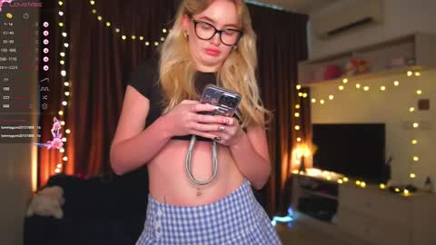 Snapshot of charming_daisy chatting on March 7, 2:36 am my fansly Charming daisy My Wishlist for new toys online show from March 7, 2:36 am