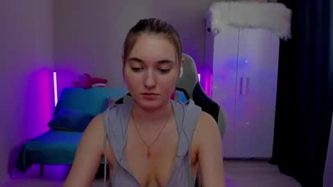 Snapshot of chatur_lady_ chatting on March 6, 7:14 am Betty online show from March 6, 7:14 am