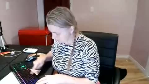 Snapshot of chealsiek chatting on October 26, 1:00 am chealsiek online show from October 26, 1:00 am