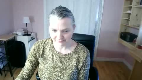 chealsiek online show from April 26, 12:58 pm