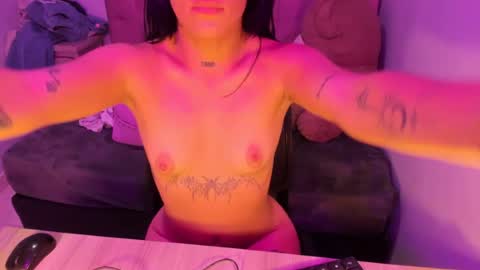 Snapshot of chellfox chatting on June 22, 4:42 am Chell online show from June 22, 4:42 am