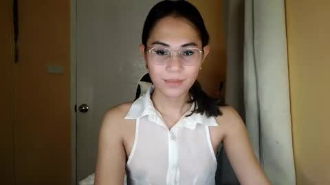 chelly4u69 online show from March 28, 11:15 pm