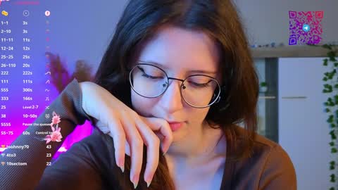 Mona online show from December 10, 6:28 pm