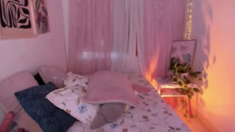 Snapshot of cherries_and_wine_ chatting on December 13, 8:47 pm cherries_and_wine_ online show from December 13, 8:47 pm