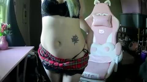 Snapshot of cherritwisted_x chatting on March 21, 10:46 pm Cherri online show from March 21, 10:46 pm