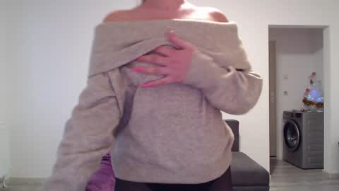 Snapshot of cherry_pie95 chatting on December 23, 7:17 am Sherry online show from December 23, 7:17 am