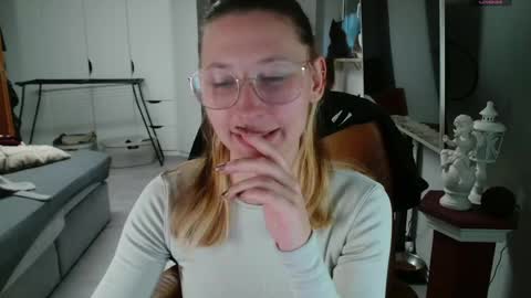 Snapshot of cherryangle chatting on April 16, 6:09 pm Leonie online show from April 16, 6:09 pm
