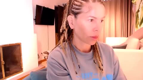 Snapshot of cherrycoloured chatting on February 2, 1:10 pm Anna online show from February 2, 1:10 pm