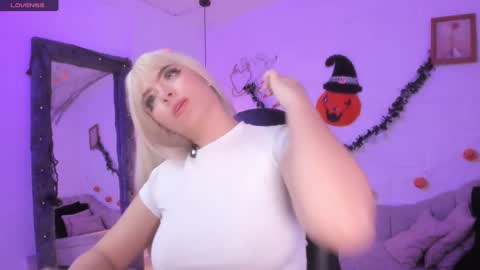 Snapshot of cherrydoll_dl chatting on October 19, 10:38 am Morfy online show from October 19, 10:38 am