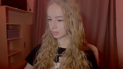 Evie online show from November 25, 2:17 pm